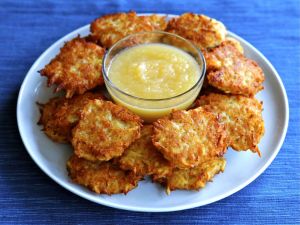 Classic-Latkes-Applesauce-2